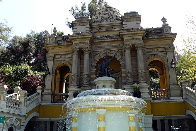 A City Tour Walking through the Unforgettable Santiago - Paris-Londres, a small European-style neighborhood