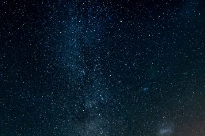 Astronomer at Atacama picnic and star observation - Warm ponchos, local snacks, and the cocktail