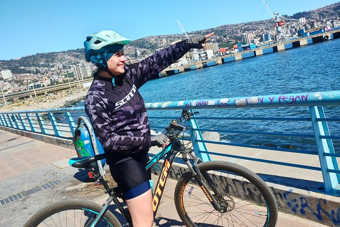 Bicycle ride along the coastal edge of Viña del Mar - Viña del Mar Casino and Muelle Vergara
