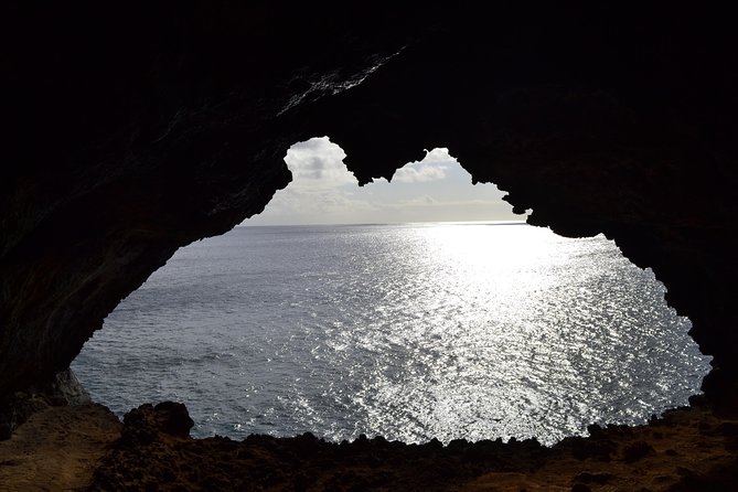Caves and Lava Fields: Half Day Hike - Ana Kakenga and the two windows to the sea