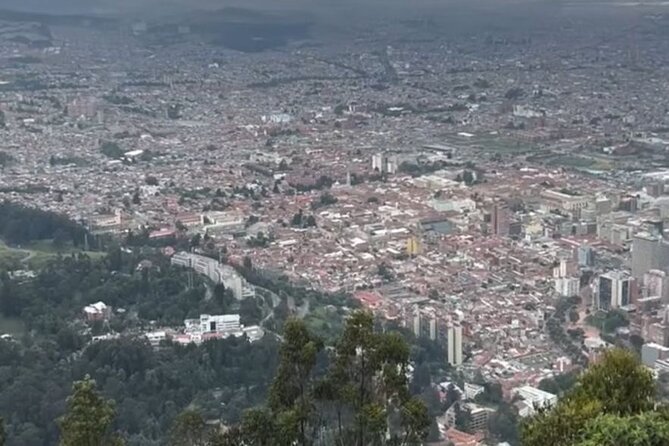 City tour on foot in Santiago - Group size, guide quality, and local advice
