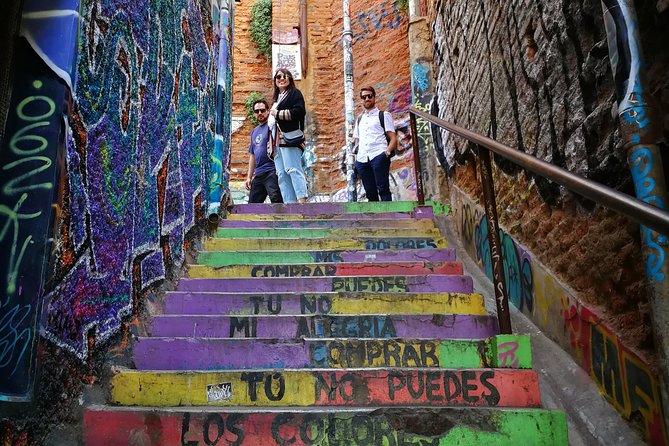 City tour Valparaiso - Cerro Concepcion: colorful streets at walking pace
