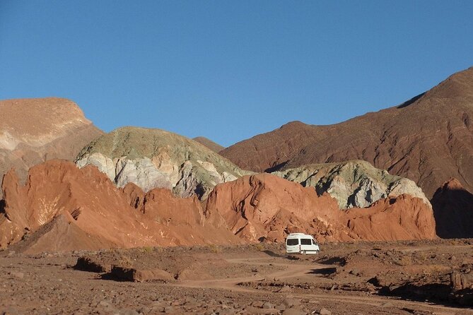 Excursion to Rainbow Valley and Petroglyphs, Yerbas Buenas - Reading the colors of Rainbow Valley
