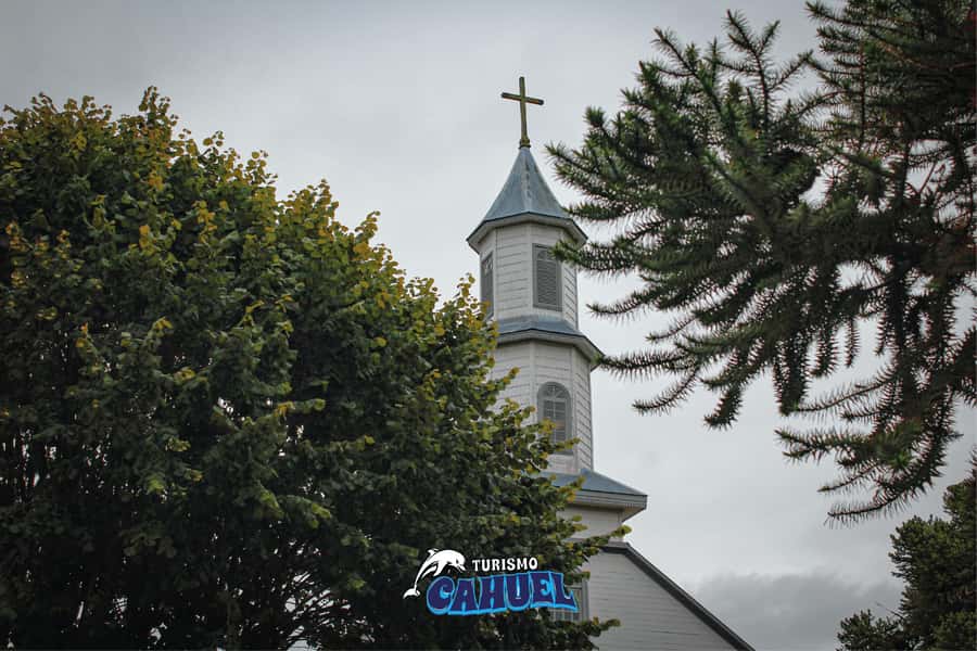 Inner Coast of Chiloé: Road and Sea. - Dalcahue: church, town life, and island character