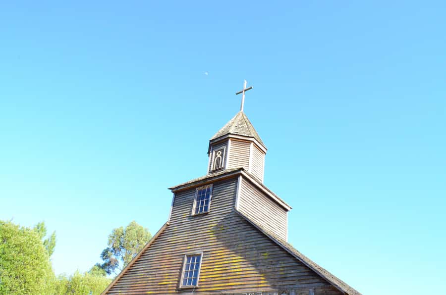 Lemuy Island: Churches and trees in Chiloé. - The viewpoint: a simple stop with useful perspective