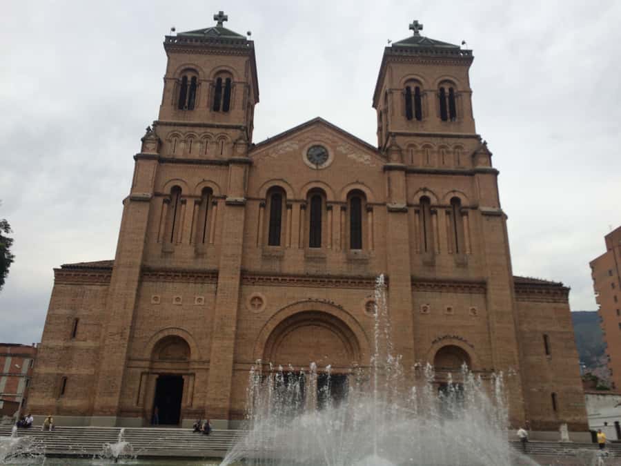 Medellín: 4-Hour Religious and Historical Tour - What the private car adds to the experience