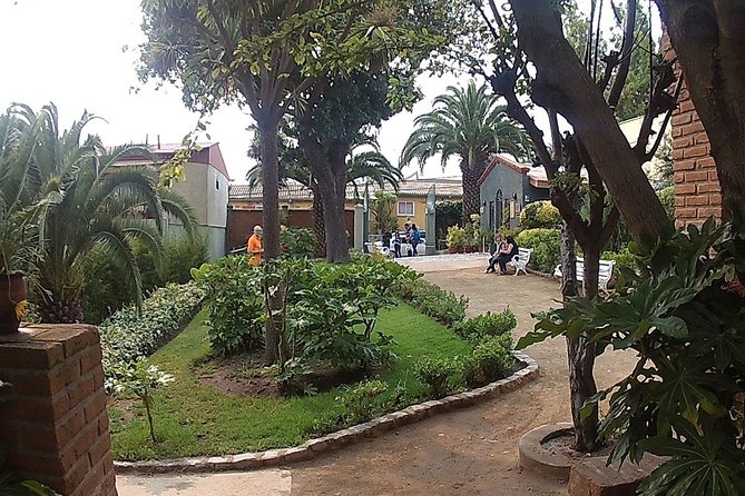 P. Neruda Museums: Isla Negra-La Sebastiana & Lunch F Valparaiso - Plaza Sotomayor and a lunch of empanadas