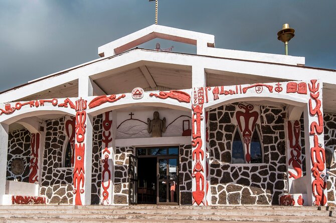 Private Tour in Hanga Roa the only city of Rapa Nui - A quiet pause at the Rapa Nui cemetery