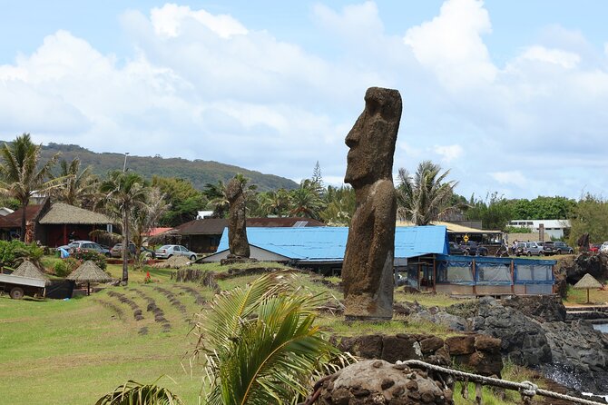 Private Tour in Hanga Roa the only city of Rapa Nui - Ahu Riata and the only moai at Hanga Piko