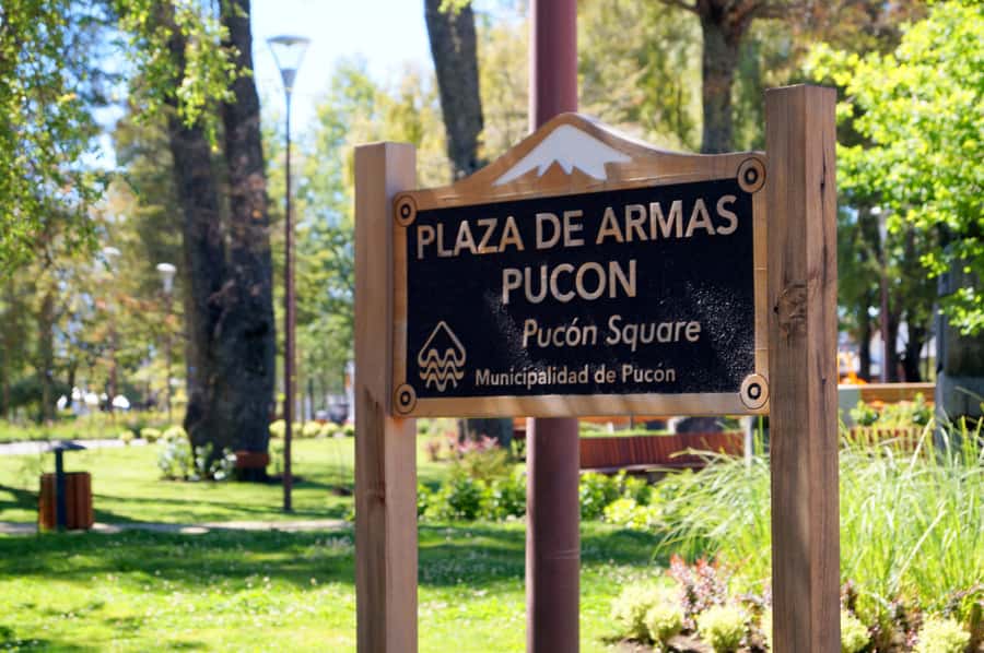 Pucón and Villarrica: Guided Tour with Hotel Pickup - Villarrica waterfront and the town’s public face