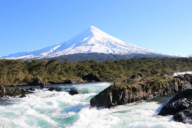 Puerto Varas: Full day Osorno Volcano and Petrohue falls - Guides, language, and group rhythm
