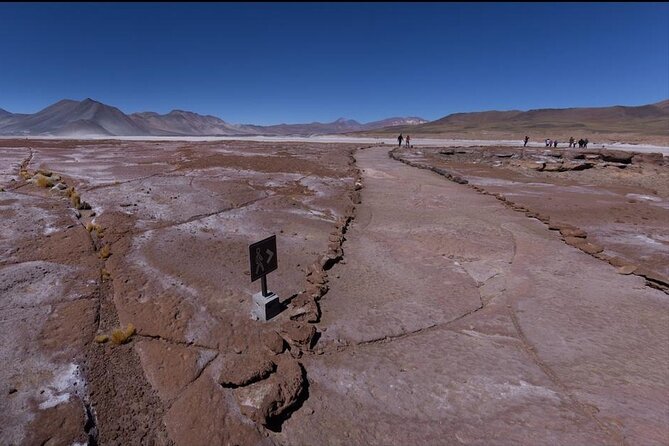 Red Stones and Altiplanica Lagoons Salar de Atacama - Breakfast and lunch make the early start easier