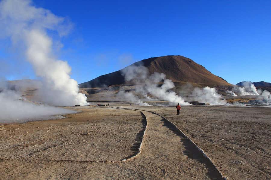 San Pedro de Atacama: Tatio Geysers and Machuca Tour - The mountain breakfast and the llama anticucho