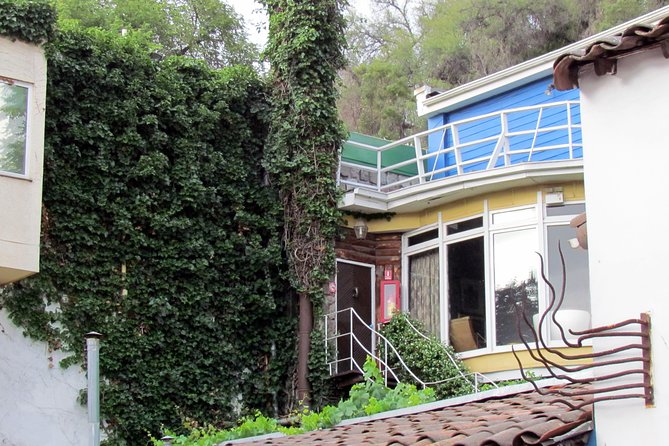 Santiago: Full-Day Neruda's Route Tour, include entraces to museums - What the $226 price really covers