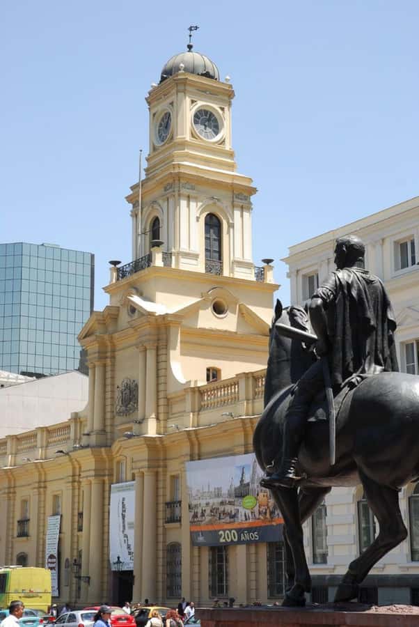 Santiago: Guided City Tour through the historic center of Santiago - Starting at La Moneda, Santiago’s civic heart