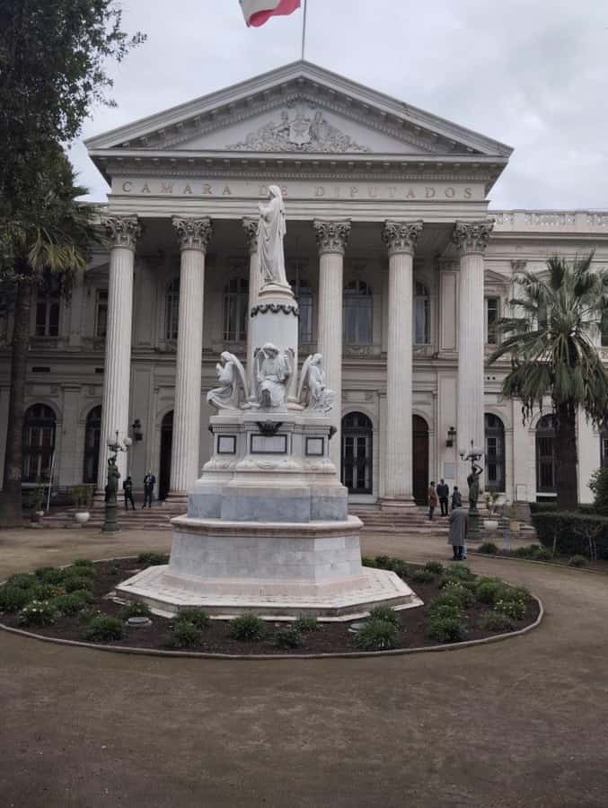 Santiago: Guided City Tour through the historic center of Santiago - Plaza de Armas, the center of the historic center