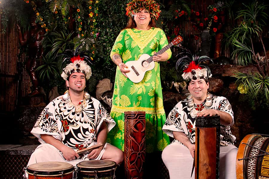Santiago: Private Dinner & Chilean Folk Show with Transfers - Arriving at Bali Hai with hotel pickup