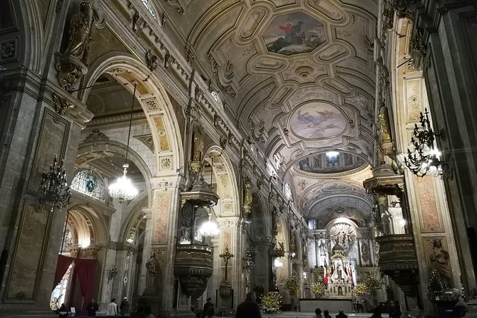 Santiago semi-private city tour, small groups - Plaza de Armas and Santiago’s central square