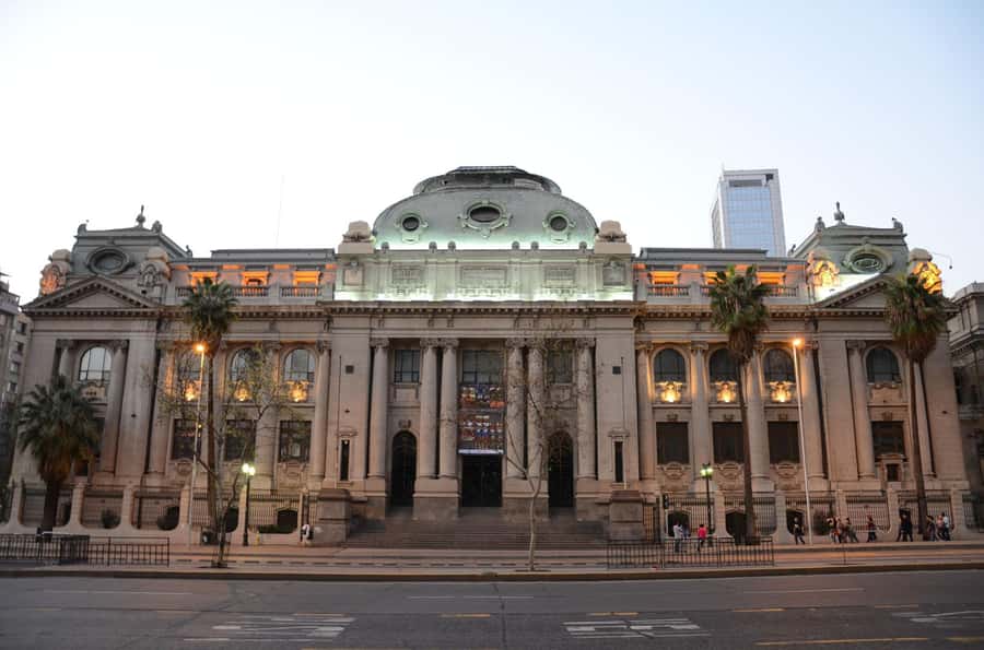Santiago: walking tour, visit to the market, lunch and coffee included. - Riding the funicular up San Cristobal Hill