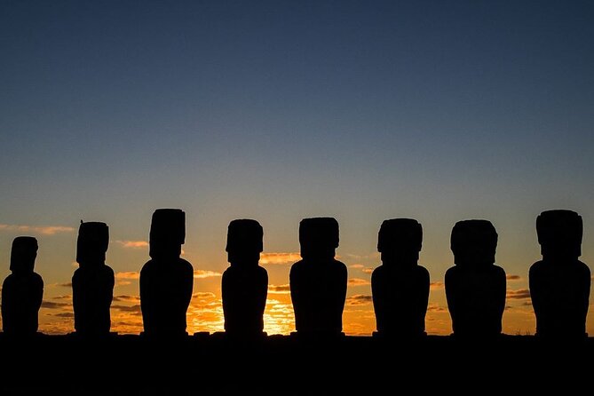 Sunrise in Tongariki on Easter Island Rapa Nui - Reaching the 15 moai of Tongariki