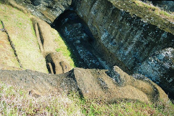 T2-THE MUST-HAVES OF RAPA NUI (non-cruise visitors) - Ahu Akivi finishes with an inland view