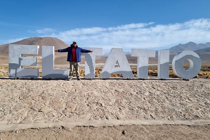 Tatio Geysers Tour with Breakfast and Flamenco Watching - Vado del Rio Putana and the volcano view