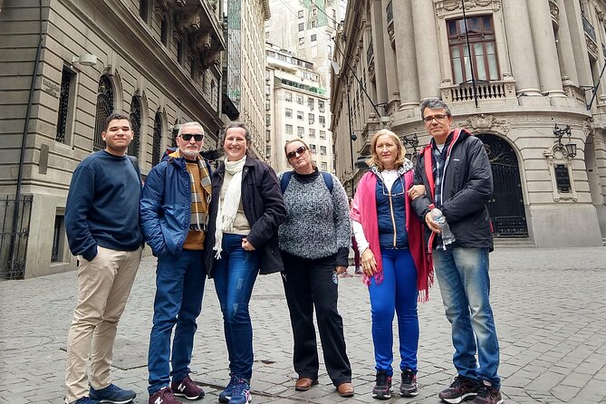 The best walking tour in Santiago de Chile - Teatro Municipal and a civic fountain
