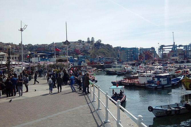 Tour in Valparaiso: Street Art, funiculars and port - Plaza Sotomayor and the climb toward the hills