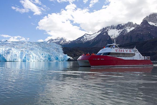 Transporte Compartido de Puerto Natales a Lago Grey (RT o OW) - The 9:30 AM departure for the second sailing