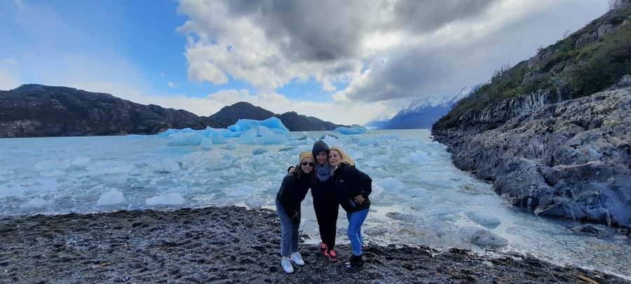 Trekking Base Torres with guide - Entering through Laguna Amarga