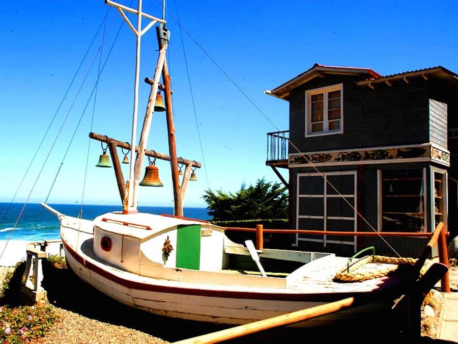 Undurraga + Isla Negra + San Afonso del Mar ----- Full day - Undurraga Winery: a polished start with real Chilean flavor