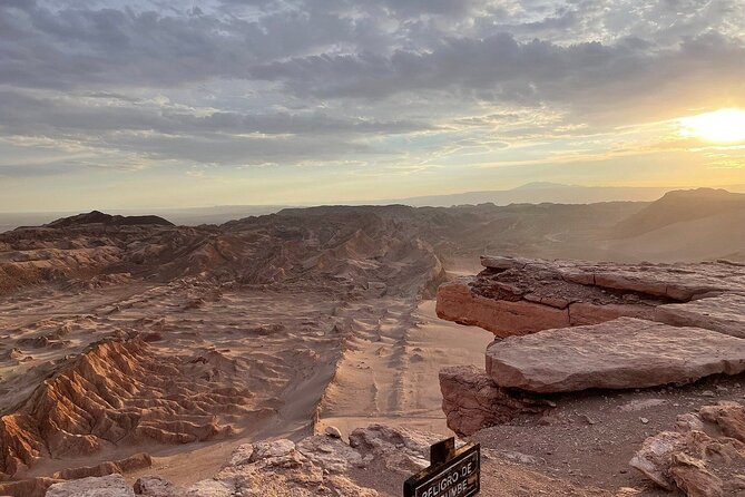 Valley of the Moon in San Pedro de Atacama Guided Tour + Cocktail - What the guide and vehicle add