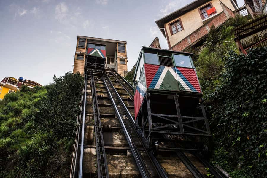 Valparaiso: Guided Walking Tour with Ascensor Rides - Taking the trolley to Plaza Aníbal Pinto