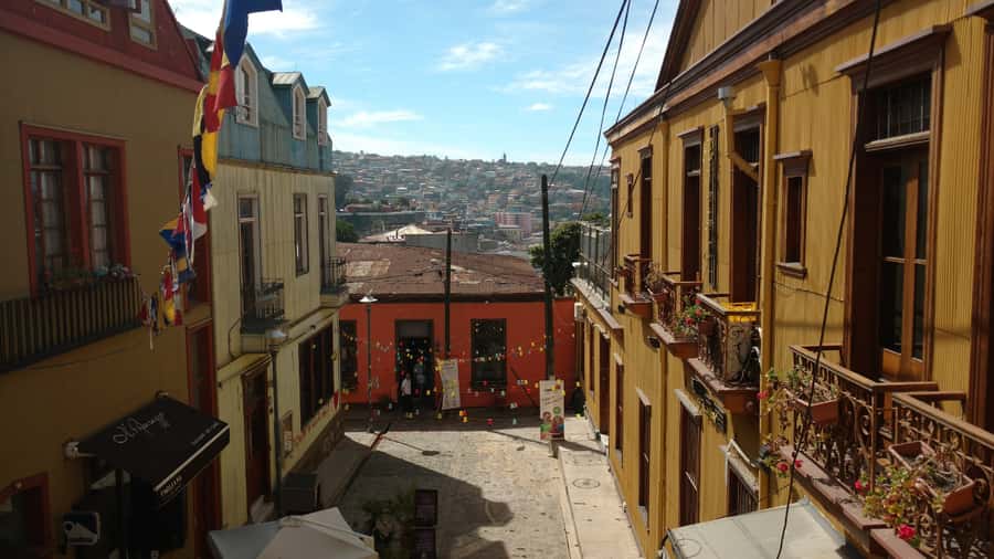 Valparaíso, Viña del Mar and Casablanca Full Day Experience - Ascensor Reina Victoria reveals Valparaíso from above