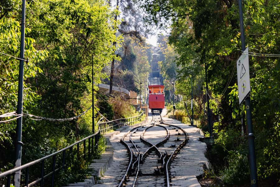 Walking City Tour with Funicular, Cable Car and Tasting - A four-hour introduction to Santiago